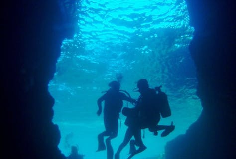【沖縄・体験ダイビング・青の洞窟】追加料金無し！初めてでも大丈夫！魅惑のブルーを体感しよう★餌付けサービス付き