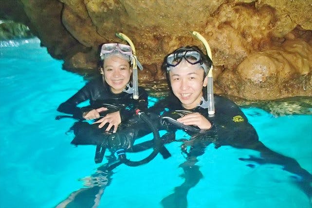 【沖縄・シュノーケリング・青の洞窟】泳げなくても大丈夫！神秘のブルーを見に行こう★餌付けサービス付き