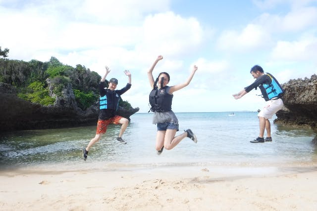 【沖縄・西海岸・シーカヤック・2時間】写真のような海をたっぷり楽しむツアー！経験者向け