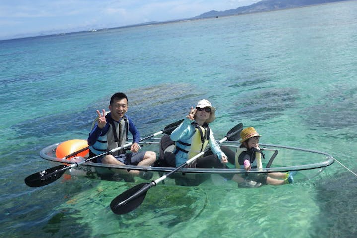 沖縄 スケルトンカヤック 透明なカヤックで 海の中をのぞいてみよう スケルトンカヤック体験 アソビュー