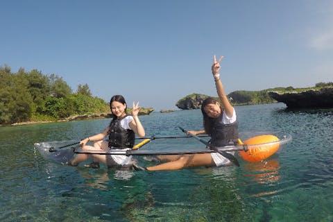 【沖縄・スケルトンカヤック】透明なカヤックで、海の中をのぞいてみよう！スケルトンカヤック体験