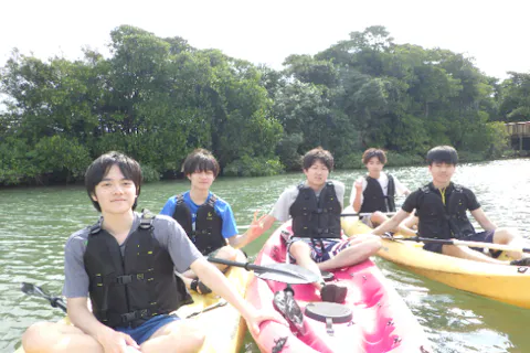 【沖縄・金武町億首川・マングローブカヤック】＜学割プラン＞沖縄本島北部　億首川開催マングローブカヤックツアー 15歳～23歳迄の学生グループ　4名以上対象