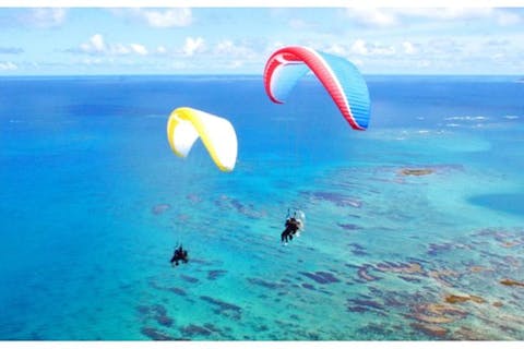 【沖縄/本島中部】モーターパラグライダー遊覧飛行10分 (動画撮影オプションあり)