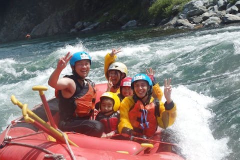 【ファミリー半日ラフティング】【グーグルレビュー800件以上評価４．９の実績】小学一年生からの入門ラフティングコース！フレンドリーで愉快なガイドがおもてなし【ファミリー】