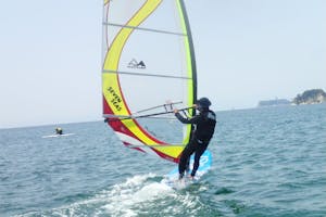 神奈川・鎌倉・ウィンドサーフィン・1日】シニアも大歓迎！潮風を背に