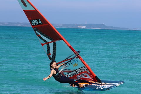 【神奈川・鎌倉・ウィンドサーフィン・1日】シニアも大歓迎！潮風を背にスピード感を味わおう＜バス停目の前・ビーチまで徒歩２分＞