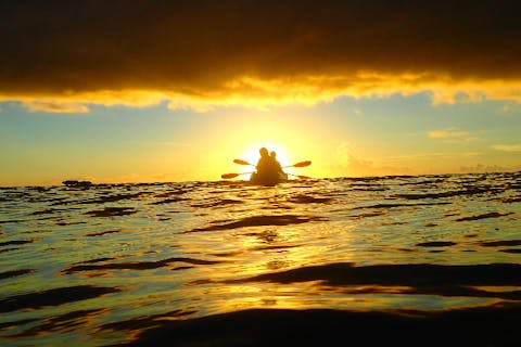 【沖縄県・恩納村・サンセットカヤック】無人島サンセットカヤックツアー