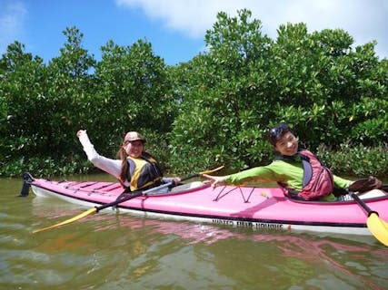 【金武町・マングローブカヤック】マングローブ&川から続くサンゴの海へ大冒険☆ビーチでカフェタイム付き