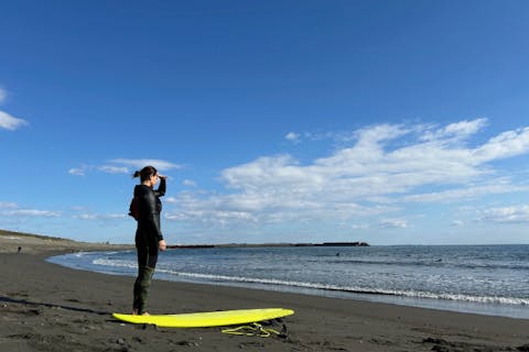 【神奈川・平塚・1日サーフィン】レンタルボード代込み！初心者の方にもオススメ！プロが教える本格的少人数制でこの料金！じっくりサーフィン体験（約6時間）