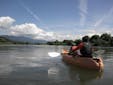 景色をたっぷり楽しめるのがカヌーの魅力☆湖上から眺める景色はいつもとは違って新鮮ですよ☆