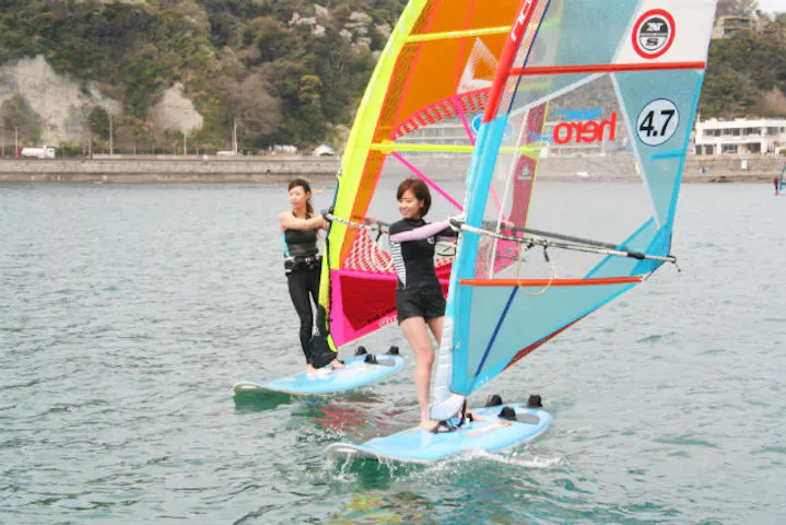 神奈川 逗子 ウインドサーフィン 初心者からok 老舗スクールでウインドサーフィン半日体験 アソビュー