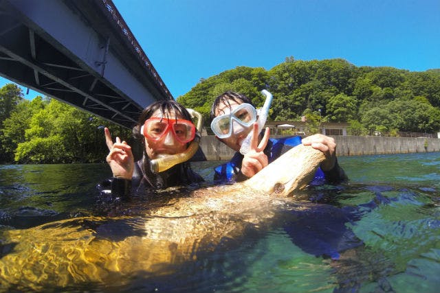 【北海道・支笏湖・千歳川・シュノーケル】まるで森の水族館！水質日本トップクラスの透明度の湖底・美しい緑の水草・魚たちをのぞきに行こう！（泳げなくてもOK・写真つき）