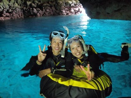【沖縄・シュノーケリング】感動★格安！8歳からOK！人気の青の洞窟をファミリーでシュノーケル♪