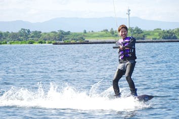 滋賀・琵琶湖・ウェイクボード（体験時間・約15分〜20分）｜アソビュー！