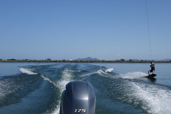 滋賀・琵琶湖・ウェイクボード（グループ向け・90分貸切）｜アソビュー！