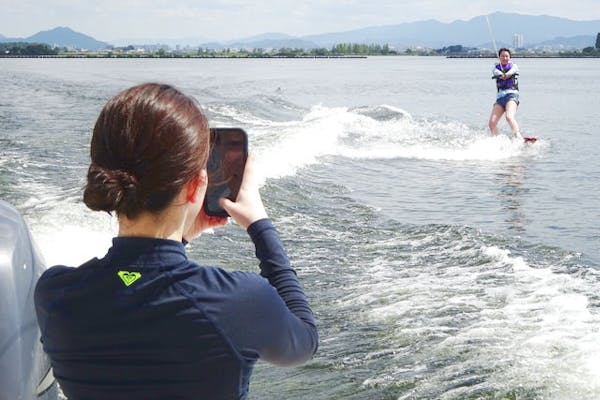 滋賀・琵琶湖・ウェイクボード（グループ向け・90分貸切）｜アソビュー！