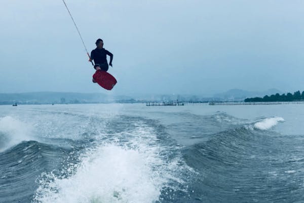 滋賀・琵琶湖・ウェイクボード】経験2～3回目の方限定！安心サポート