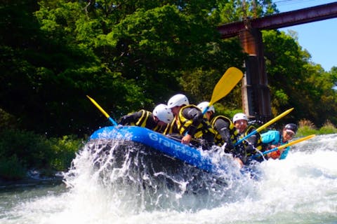 【埼玉　長瀞ラフティング】秋風に包まれて爽快ラフティング！ロングコースのリバートリップへGO！室内シャワーブースとドライヤー完備で秋の女子旅にもおすすめ◎広い更衣室でファミリーでも着替えが楽々◎