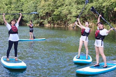 【埼玉・長瀞レイクSUP】静かな湖で“ととのう”水上チル時間♪自然に囲まれた静かな湖でのんびりSUPでクルージング！駅から徒歩約3分アクセス◎初心者でも楽しめるから女子旅にも◎