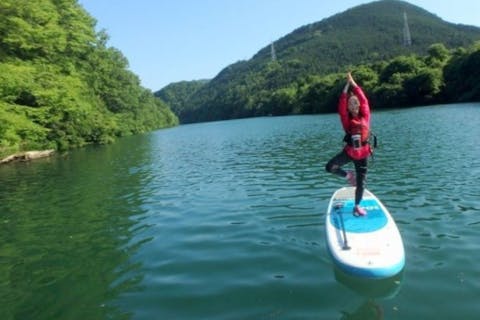 【埼玉・長瀞レイクSUP】秋風に包まれて水上散歩！静かな湖で“ととのう”水上チル時間♪駅から徒歩約3分で秋の女子旅にも◎◆自然に囲まれた静かな湖でのんびりSUPでクルージング！