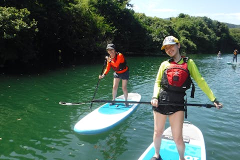 【埼玉・長瀞レイクSUP】秋風に包まれて水上散歩！静かな湖で“ととのう”水上チル時間♪駅から徒歩約3分で秋の女子旅にも◎◆自然に囲まれた静かな湖でのんびりSUPでクルージング！