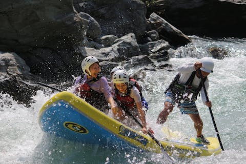 【埼玉・長瀞・モンスターSUP】大きなSUPに仲間と乗れば楽しさ倍増！モンスターSUPで荒川を下る大興奮ツアー！女性に嬉しい！更衣室内に温水シャワー完備