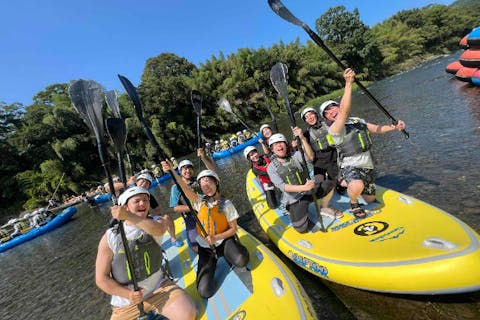 【埼玉・長瀞・モンスターSUP】大きなSUPに仲間と乗れば楽しさ倍増！モンスターSUPで荒川を下る大興奮ツアー！女性に嬉しい！更衣室内に温水シャワー完備