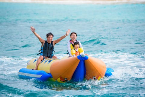 【沖縄・恩納村・バナナボート】3歳からOK！バナナボートで絶景を楽しもう！ファミリーにおすすめ♪（1回15分）