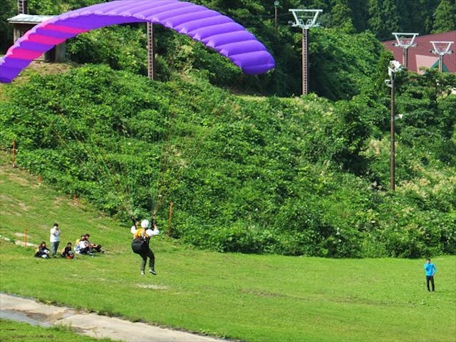 石川 大倉岳高原 パラグライダー 1日体験 1人で飛ぶ感覚をあじわう パラグライダー体験コース アソビュー