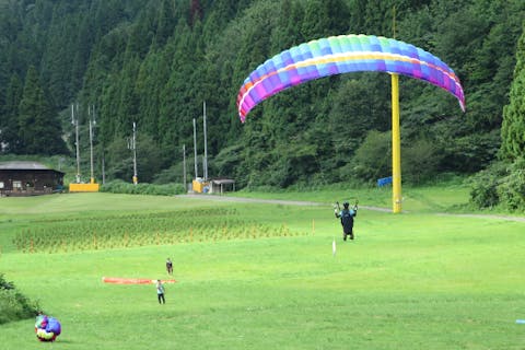 【石川・大倉岳高原・パラグライダー・1日体験】1人で飛ぶ感覚をあじわう！パラグライダー体験コース