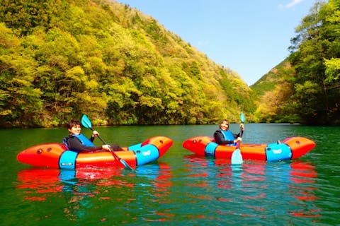 【半日奥多摩パックラフト】東京の秘境で水上冒険！奥多摩パックラフトツアー！1人乗りゴムボートでのんびり気ままに湖をクルージング！駅から徒歩で約1分！【小学5年生から】