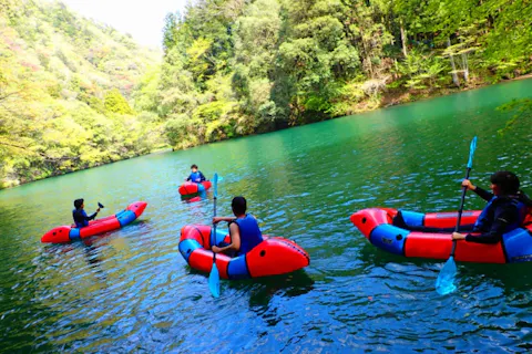 【半日奥多摩パックラフト】東京の秘境で水上冒険！奥多摩パックラフトツアー！1人乗りゴムボートでのんびり気ままに湖をクルージング！駅から徒歩で約1分！【小学5年生から】