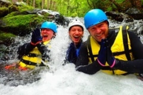 【奥多摩キャニオニング】東京近郊の秘境へ！水とあそぶ冒険旅！奥多摩キャニオニング！駅から約3分でアクセス良好◎中学生～OK♪ カップル・女性・ファミリーにもおすすめ◎