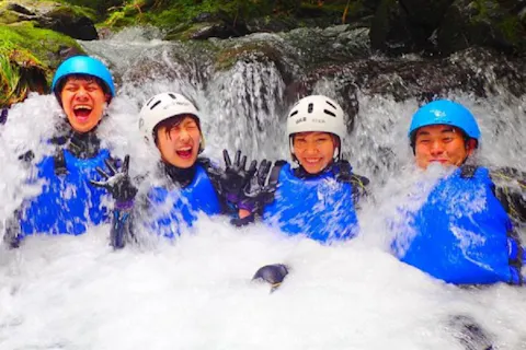 【奥多摩キャニオニング】東京近郊の秘境へ！水とあそぶ冒険旅！奥多摩キャニオニング！駅から約3分でアクセス良好◎中学生～OK♪ カップル・女性・ファミリーにもおすすめ◎
