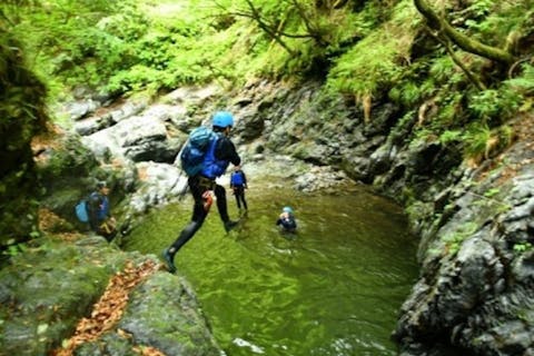 【奥多摩キャニオニング】東京近郊の秘境へ！水とあそぶ冒険旅！奥多摩キャニオニング！駅から約3分でアクセス良好◎中学生～OK♪ カップル・女性・ファミリーにもおすすめ◎
