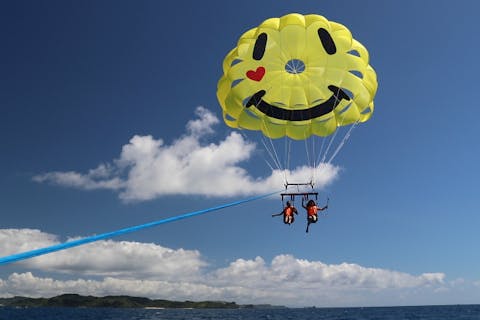 【うるま市・パラセーリング】4歳から参加OK！海中道路にこちゃんパラセーリング100ｍローププラン