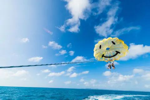 【うるま市・パラセーリング】4歳から参加OK！海中道路にこちゃんパラセーリング100ｍローププラン