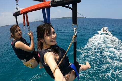 【うるま市・パラセーリング】4歳から参加OK！海中道路にこちゃんパラセーリング・ロープ150ｍプラン