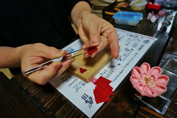 凸凹庵（でこぼこあん）は、京都府京都市左京区で京つまみ細工体験を行っております。