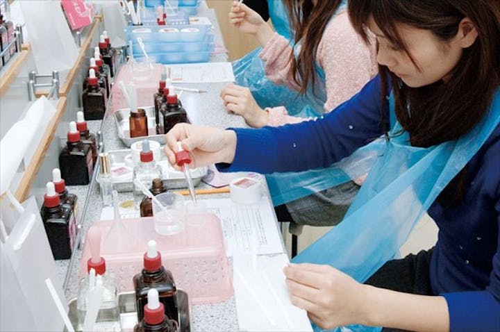 大分 別府市 調香体験 お気に入りの香りを見つけよう 世界にひとつだけの香水作り アソビュー 大分 別府市 調香体験 お気に入りの香りを見つけよう 世界にひとつだけの香水作り アソビュー