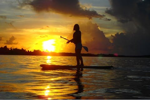 ＜1組限定貸切＞【沖縄本島・恩納村・SUP】美しい海に沈む太陽をゆったり眺めるサンセットSUP（90分・写真&動画プレゼント）
