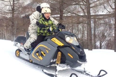 【新潟県苗場スキー場・スノーモービル・親子タンデム60分】小学1年生から楽しめる！親子で雪原を走ってみよう！