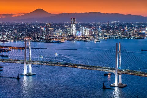 【横浜・みなとみらいヘリポート発】夕暮れ時の江の島 or 絶景の渋谷六本木の夜景の20分コース