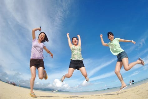 【沖縄県竹富島・シュノーケリング＆島内観光】南国ムード満点！水牛車に揺られよう