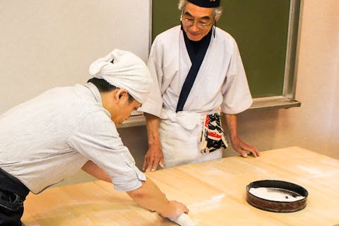 東京 湯島 そば打ち プロから教わるそば打ち体験60分 作りたてのそばを味わおう アソビュー