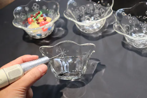 【浅草駅から徒歩6分！】ガラスの彫刻体験でオリジナルアイテムを作ろう！ギフトにもおすすめ・東京観光の思い出に＜職人手作りのガラス素材＞小鉢、箸置き、グラス、などから選べます　本所吾妻橋・スカイツリー