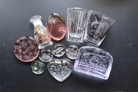 【浅草駅から徒歩6分！】ガラスの彫刻体験でオリジナルアイテムを作ろう！プレゼントにもおススメ・東京観光の思い出に＜職人手作りのガラス素材使用＞箸置き、ロックグラス、フォトフレームなど