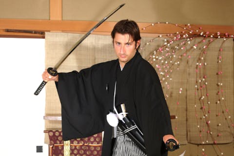 【京都・祇園・サムライ変身体験】舞妓さんとご一緒に、勇ましい姿で記念撮影！創業100余年老舗京呉服店プロデュースの貸衣装＆写真スタジオ