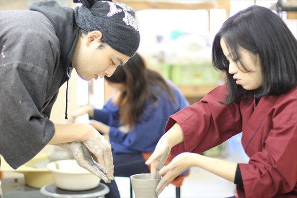 【京都市・東山区・陶芸体験】集中して取り組む。京都の中心で電動ろくろ体験