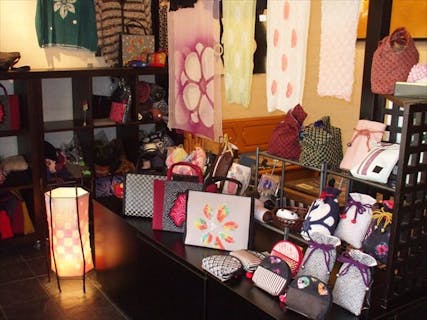 【京都市・下京区】スカーフを自分好みに染めよう。1200年の伝統の技、京鹿の子絞染体験